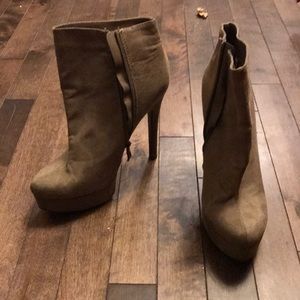 Size 7 Women’s heeled boots